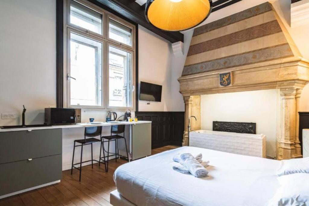 Fire, Appartement Vue Cathedrale Reims Exterior foto